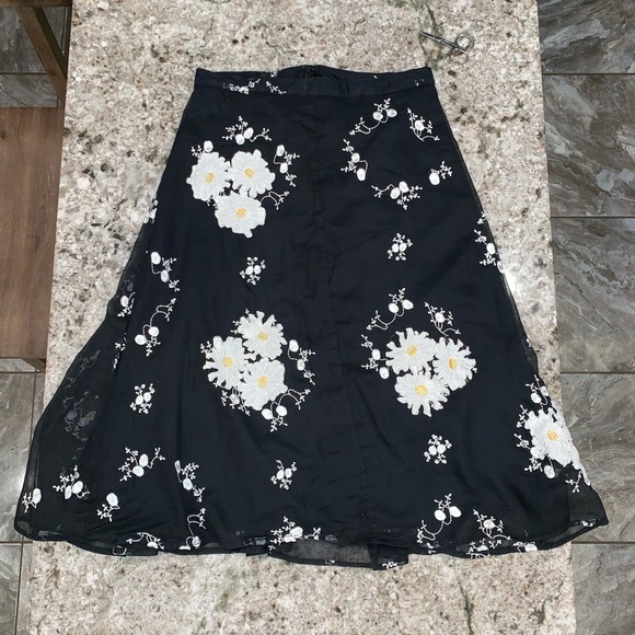 Pressman New York White Yellow Flower Black Skirt - Picture 4 of 8